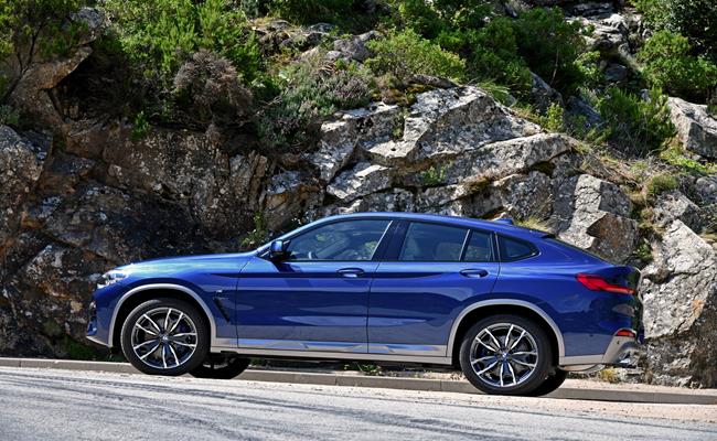 BMW X4 là mẫu SUV hạng sang mới của thương hiệu Đức thuộc phiên bản xDrive20d với “bộ cánh” màu xanh đậm.
