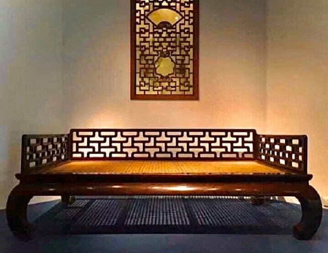 Nội thất nổi bật là bộ bàn ghế gỗ Trắc được chạm khắc tinh xảo đến từng đường nét. (Ảnh: Sung Lee Nguyen)
