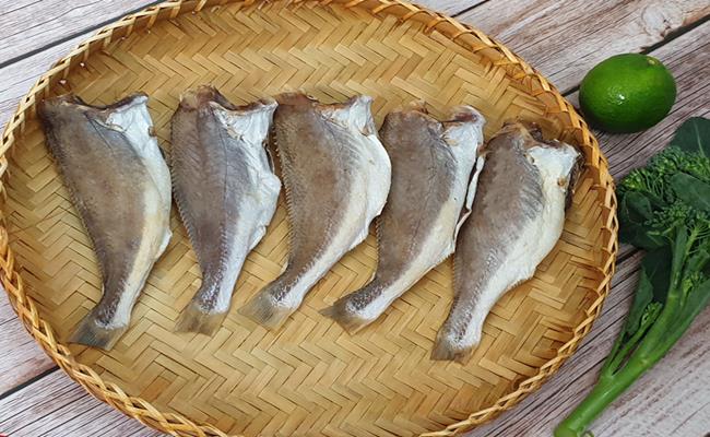 Chỉ có cá đù sóc với kích thước lớn, ít xương nhiều thịt và béo ngậy mới được dùng để làm thành cá khô một nắng.
