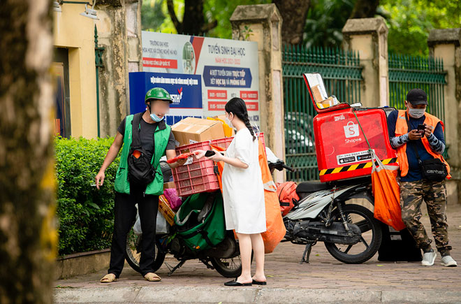 Nhân viên giao hàng bằng xe máy được hoạt động từ 9 - 20 giờ hằng ngày.