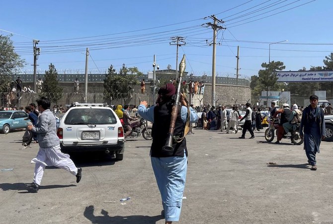 Một tay súng Taliban vác theo vũ khí ở thủ đô Kabul. Ảnh: Reuters