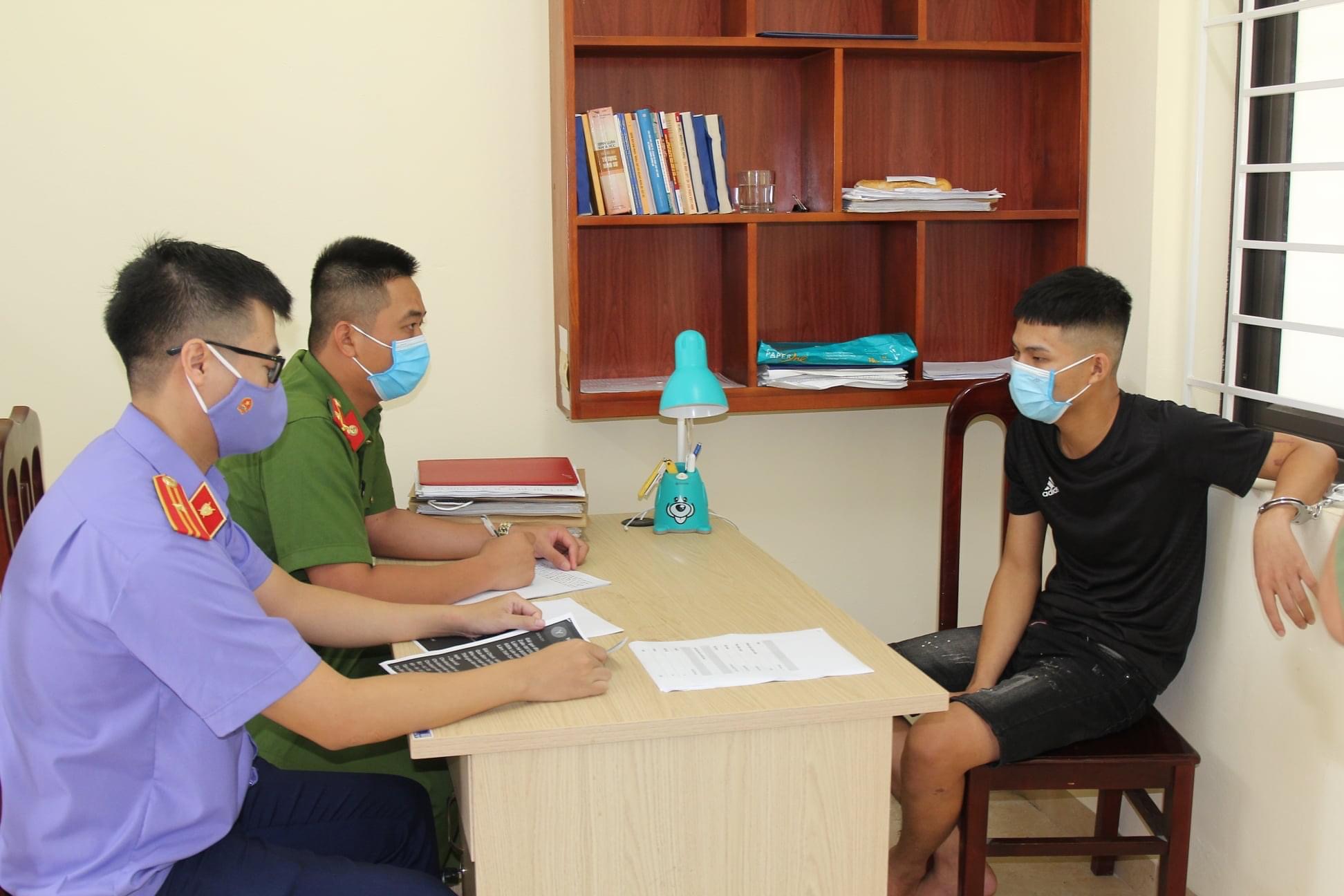 Bùi Huy Lực tại trụ sở công an