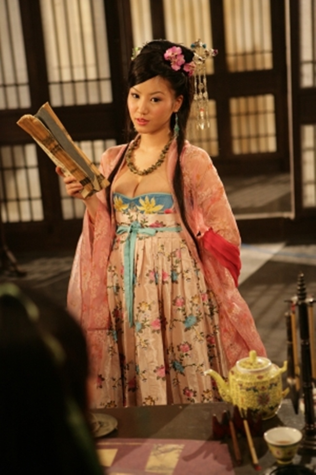 Kaera Uehara từng đảm nhận vai Tử Yên - cô giáo dạy Tây Môn Khánh chuyện giường chiếu trong Kim Bình Mai phiên bản 2008. Tạo hình gợi cảm của sao phim 18+ được cho là không hề kém cạnh cô bạn đồng nghiệp đóng vai Phan Kim Liên.
