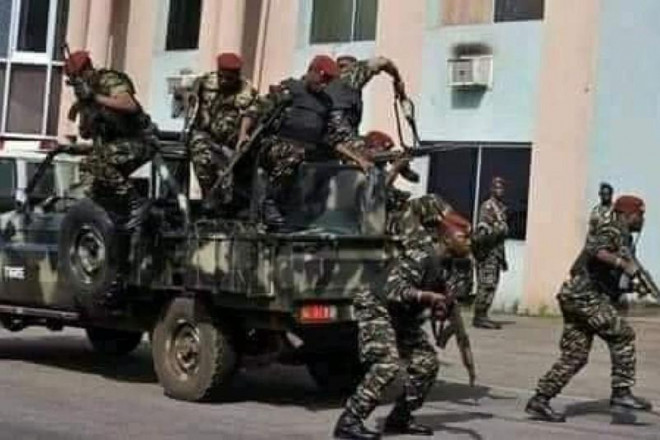 Quân đội Guinea triển khai trên đường phố thủ đô Conakry hôm 5-9. Ảnh: EPA-EFE&nbsp;