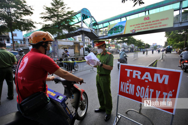 Sở Công Thương Hà Nội sẽ cấp giấy đi đường theo hình thức online cho các doanh nghiệp kinh doanh mặt hàng thiết yếu thuộc lĩnh vực công thương (Ảnh: Hữu Thắng).