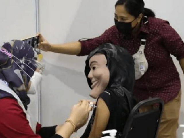 Bạn trẻ - Cuộc sống - Cô gái đeo mặt nạ siêu to khổng lồ đi tiêm chủng, hỏi ra nguyên nhân khiến ai nấy đều cười