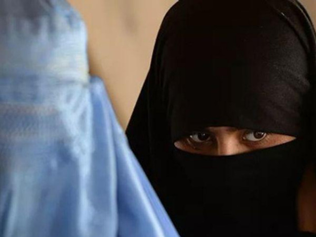 Thế giới - Đặc nhiệm Anh cải trang thành phụ nữ để qua các trạm kiểm soát Taliban, tháo chạy khỏi Afghanistan