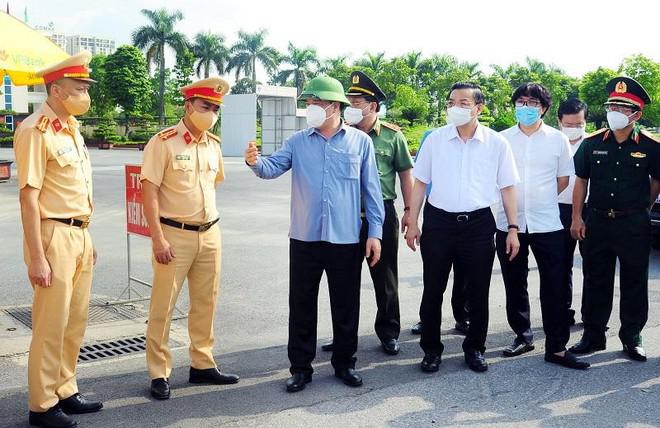 Bí thư Thành ủy Hà Nội kiểm tra một địa điểm lập chốt kiểm soát ở Bắc Từ Liêm