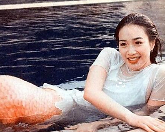 Chung Lệ Đề còn từng tham gia thi sắc đẹp cũng như nhiều lần được bình chọn là người đẹp nóng bỏng.
