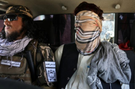 Đặc nhiệm Taliban bắt giữ, bịt mắt nghi can khủng bố IS