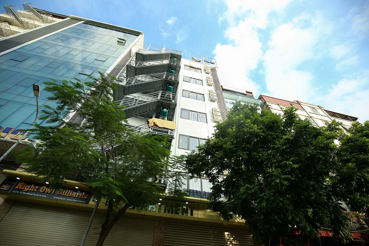 Căn nhà 9 tầng có tổng cộng 81 căn hộ mini tại khu đấu giá Yên Xá, phường Tân Triều, quận Thanh Trì, Hà Nội vừa được hoàn thiện và được đưa vào sử dụng với mục đích kinh doanh. Từ đợt cách ly xã hội lần thứ 3, nơi này trở thành loạt phòng trọ 0 đồng với đầy đủ tiện nghi, hỗ trợ nhiều hoàn cảnh khó khăn do tác động của Covid-19.