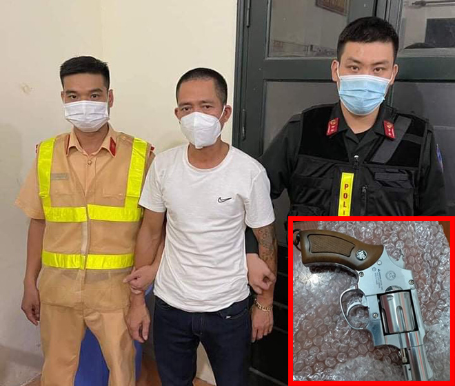 Nguyễn Quang Sơn cùng khẩu súng quân dụng dạng côn quay được giấu trong cốp xe máy.