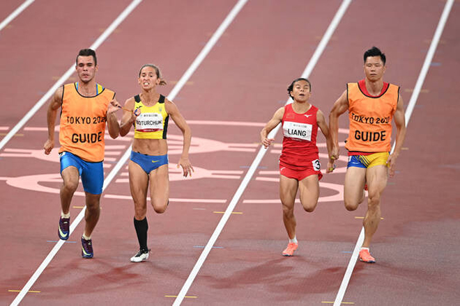Các VĐV Trung Quốc (phải) giúp đoàn thể thao quốc gia tỉ dân lần thứ 5 giành ngôi nhất tại Paralympic