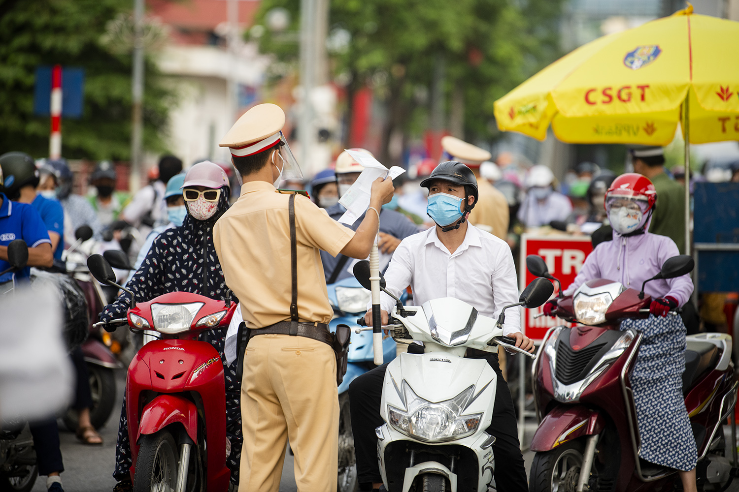 Sáng nay 6/9, Thành phố Hà Nội quyết định triển khai các biện pháp phòng chống dịch tại 3 vùng. Trong đó, Vùng 1 (vùng nội đô) tiếp tục áp dụng giãn cách xã hội theo Chỉ thị số 16/CT-TTg và áp dụng một số biện pháp ở mức cao hơn.