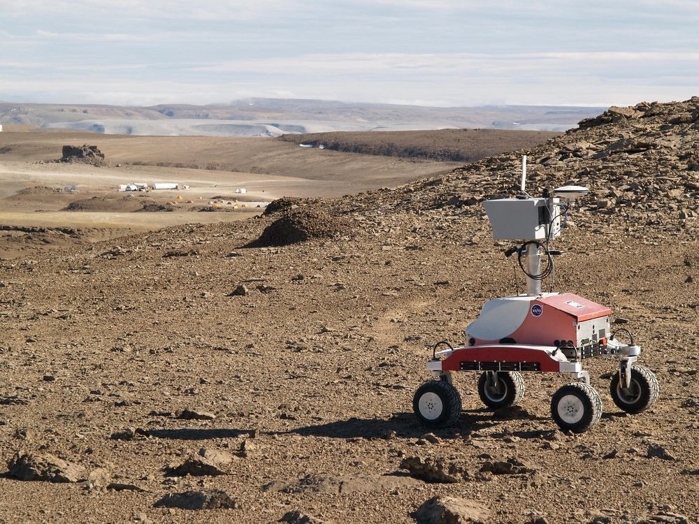 K10 Rover “Red” đi xuống Đồi khoan về phía trại căn cứ tại Đảo Devon miệng núi lửa Haughton, Nunavut.