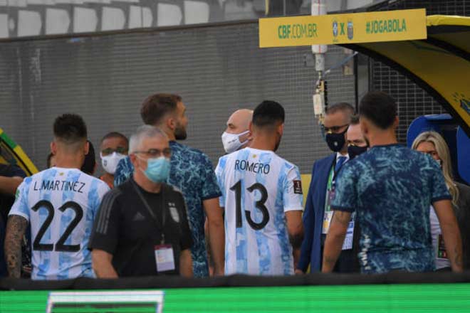 Sững sờ trận Brazil - Argentina đá 8 phút bị dừng, 4 cầu thủ Argentina bị đòi trục xuất - 3