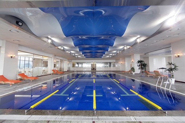 Khách sạn có bể bơi trong nhà ngập ánh sáng tự nhiên, kích thước 20x20m. 

