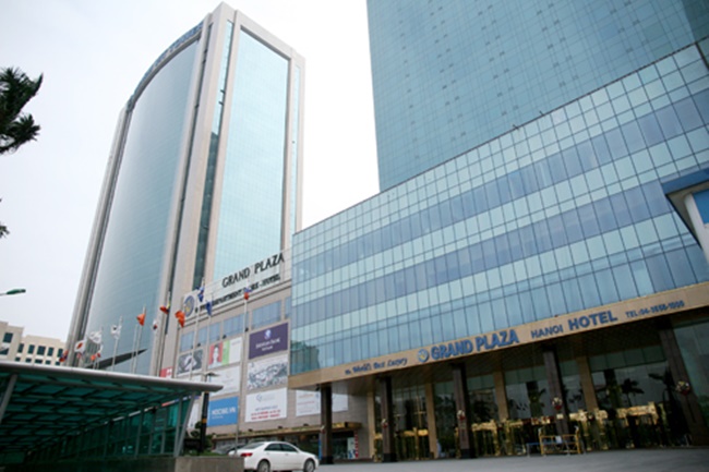 Khách sạn này gồm 2 tòa tháp 28 tầng và 2 tầng hầm, 607 phòng, có tổng diện tích khoảng 168.000m2.
