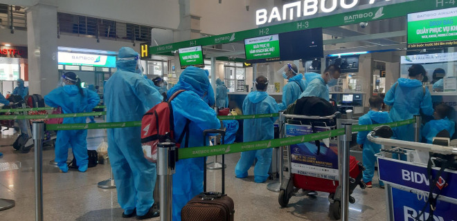 Người dân từ TP HCM được tỉnh Bắc Giang đón về bằng máy bay ngày 5-9 - Ảnh: Hoàng Khi