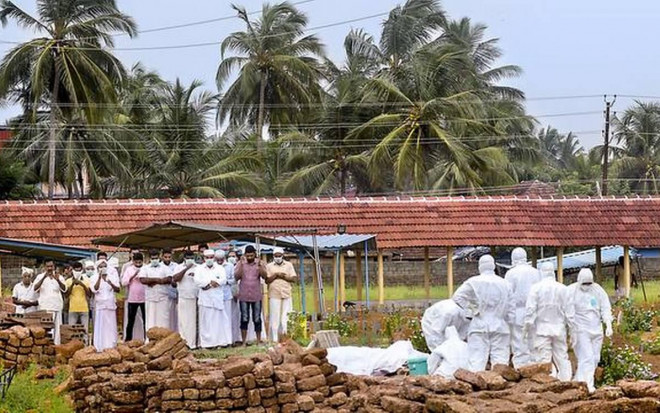 Một gia đình tại bang Kerala đã mất tới 4 người thân trong vòng 3 tuần vì virus Nipah. Ảnh: The Hindu
