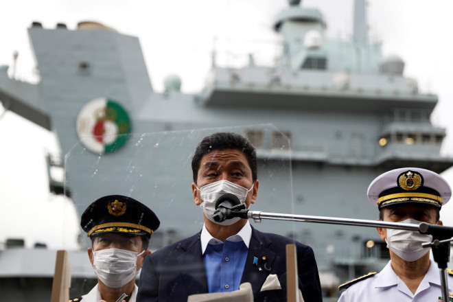 Bộ trưởng Quốc phòng Nhật Bản Nobuo Kishi tại buổi họp báo trên tàu sân bay Hải quân Hoàng gia Anh HMS Queen Elizabeth hôm 6-9. Ảnh: Reuters