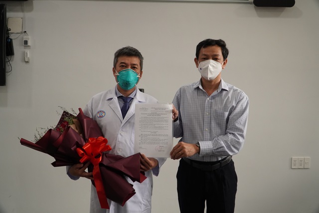 TS.BS Nguyễn Tri Thức trao quyết định bổ nhiệm cho "Bác sĩ 91"