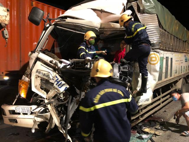 Tin tức trong ngày - Giải cứu tài xế mắc kẹt trong cabin biến dạng sau va chạm giao thông