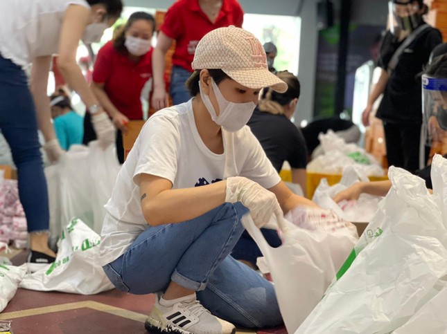 Sao Việt không ngại khó, cùng ‘siêu thị 0 đồng’ tiếp sức ‘vùng đỏ’ - 2