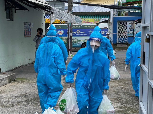 Sao Việt không ngại khó, cùng ‘siêu thị 0 đồng’ tiếp sức ‘vùng đỏ’ - 4