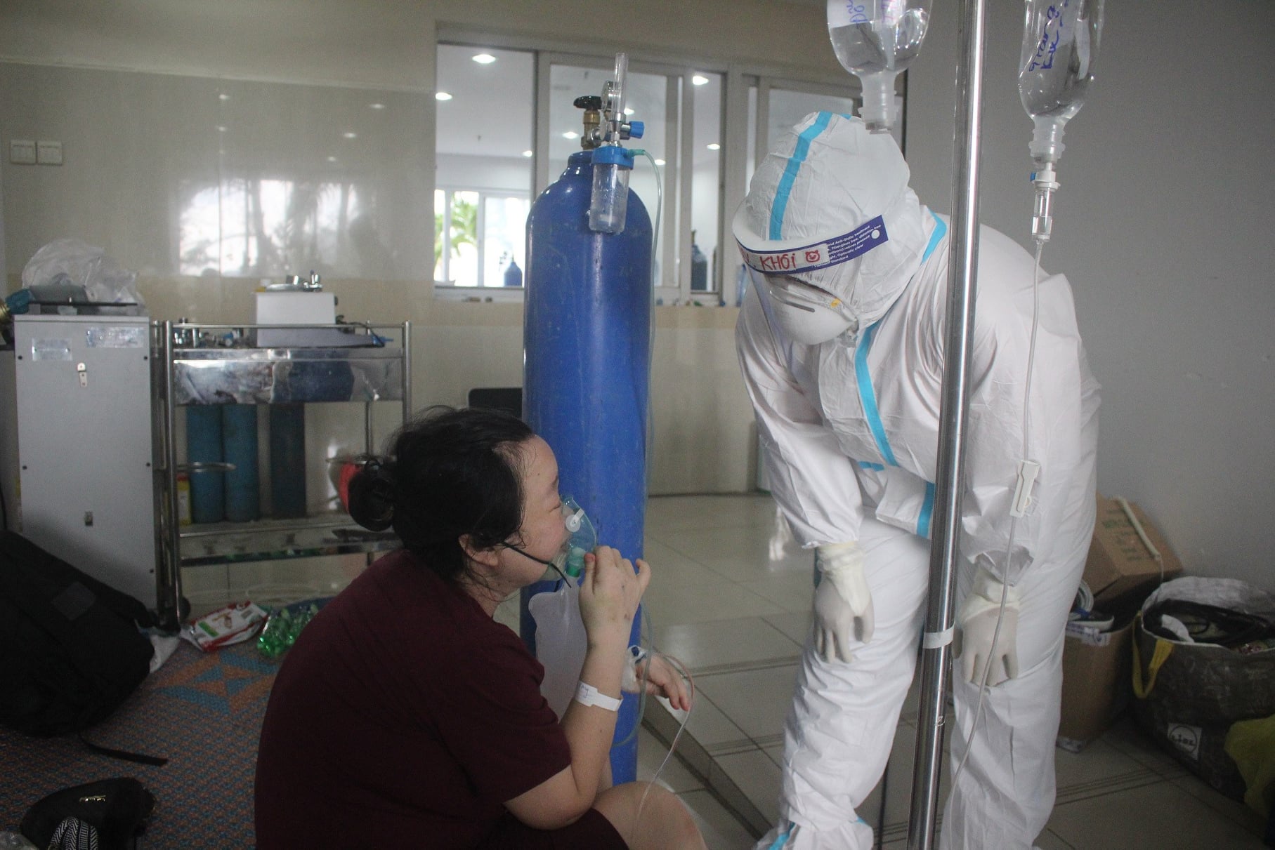 Trần Minh Khôi chăm sóc bệnh nhân trong phòng cấp cứu Bệnh viện Dã chiến 3.