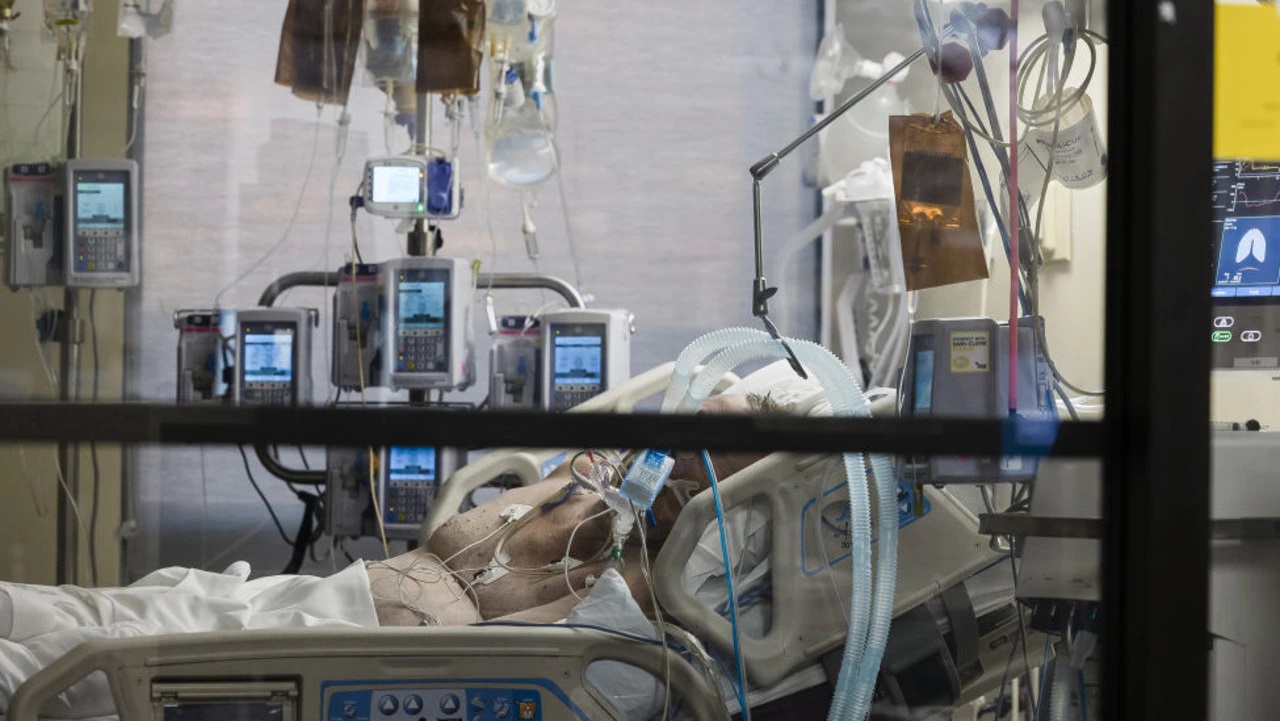 Một bệnh nhân Covid-19 đặt nội khí quản ở phòng áp lực âm tại khu chăm sóc tích cực ICU tại một bệnh viện ở bang Missouri, Mỹ. Ảnh: Getty