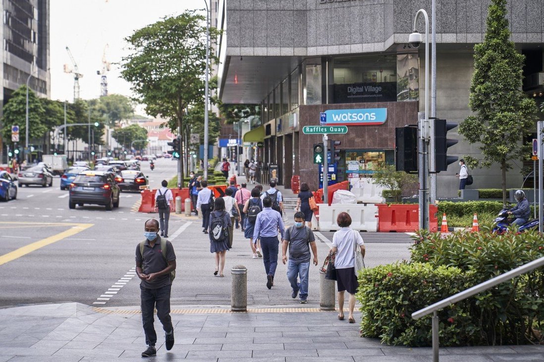 Người Singapore đi bộ qua đường ngày 6.9.2021.