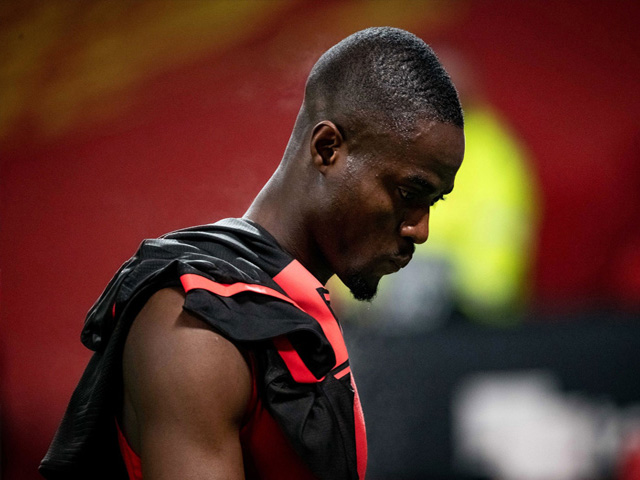 Bóng đá - Choáng SAO MU Bailly đá xấu gây phẫn nộ, "tung cước" trúng đầu đối thủ