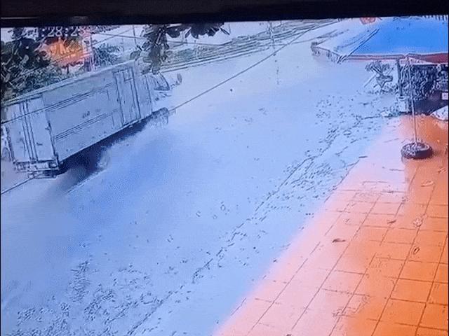 Ô tô - Tài xế xe tải "tỉnh đòn", cứu mạng xe con trong gang tấc