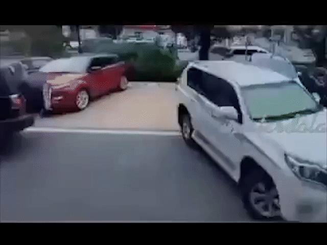 Ô tô - Tranh giành chỗ đỗ xe và cái kết "khóc" không thành tiếng