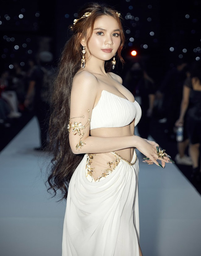 Kể từ khi gia nhập đường đua gợi cảm, Chi Pu rất chuộng những thiết kế cắt xẻ, cắt cúp táo bạo để khoe được hình thể mảnh mai của mình.