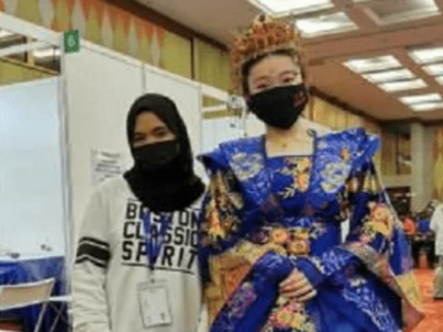 Phi thường - kỳ quặc - Ăn mặc như "quý phi" đi tiêm vaccine, cô gái trẻ bị dân mạng "ném đá" dữ dội