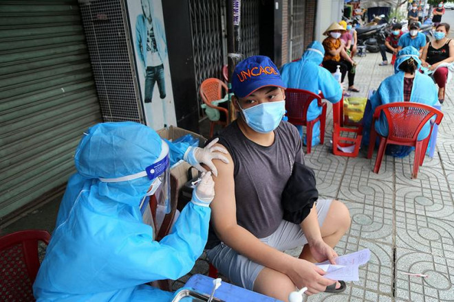 Tiêm vaccine phòng COVID-19 lưu động cho người dân phường 26, quận Bình Thạnh, TP.HCM. Ảnh: HOÀNG GIANG
