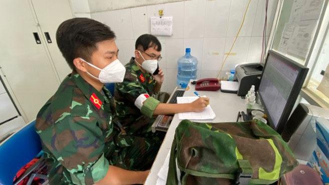 Bên trong Trạm Y tế lưu động số 13, quận Phú Nhuận, TP HCM lúc 5 giờ ngày 6-9, các bác sĩ quân y lên tục trao đổi với gia đình người bệnh