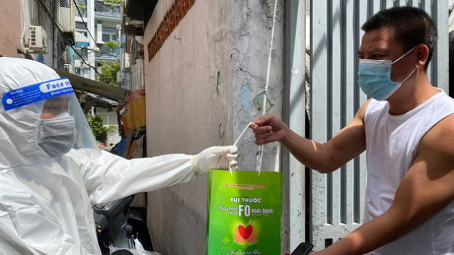 Quân y đến nhà thăm khám, hỗ trợ thuốc cho gia đình có F0