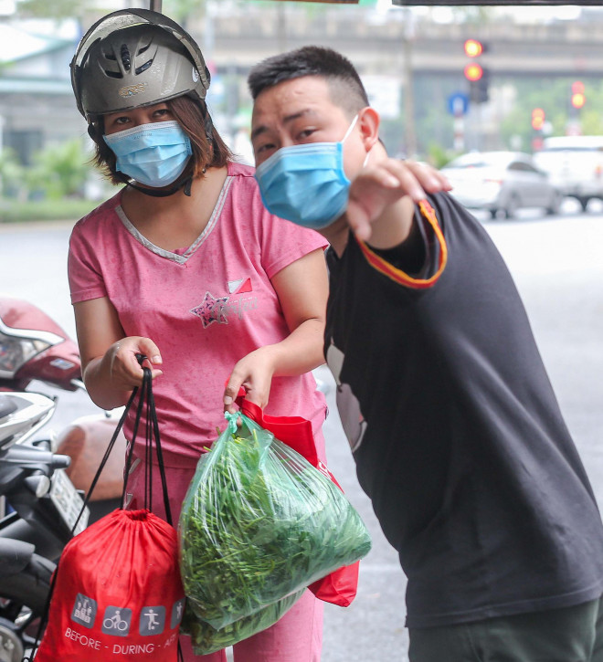 Hướng dẫn người dân đến tiếp tế nhu yếu phẩm để vào khu vực quy định