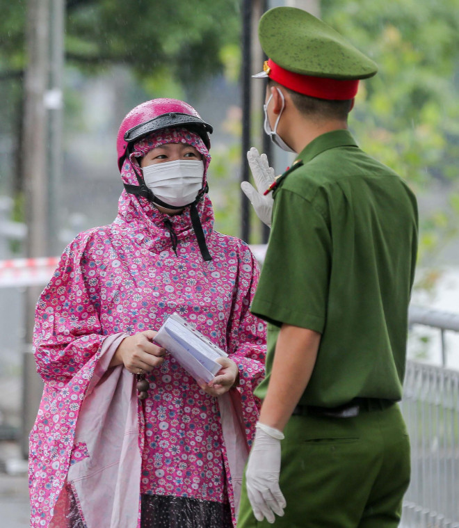 Người dân xin ra ngoài vì một vài lý do, nhưng lực lượng chức năng đã không cho vì thấy những lý do đưa ra chưa phải cấp bách, nên họ đã quay về nhà