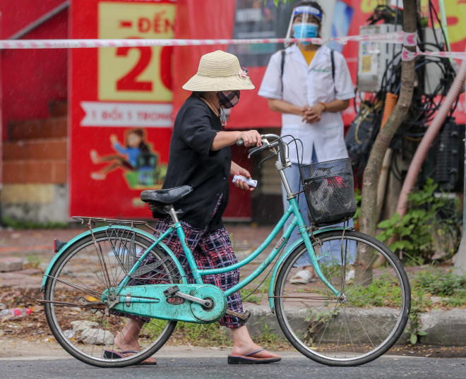 Người dân ở bên ngoài khu vực phong toả muốn vào cũng không được, phải quay xe về