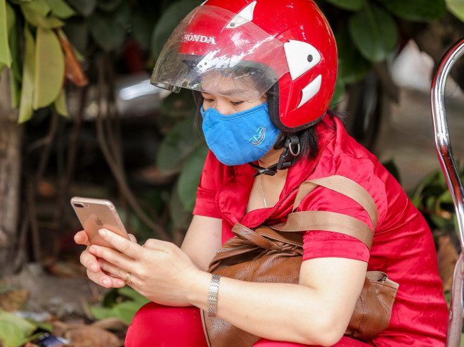 Gọi điện thoại, chờ đợi người thân bên trong ra lấy nhu yếu phẩm