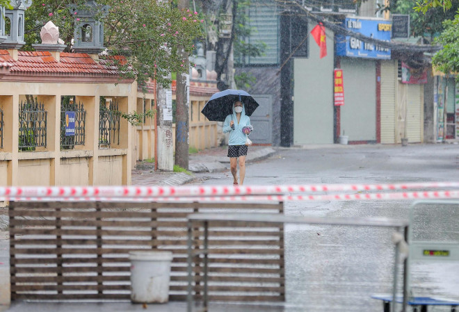 Người bên trong ra lấy nhu yếu phẩm tại điểm đầu phong toả