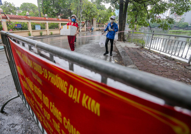 Có người từ bên ngoài lấy đồ ở bên trong khu vực phong toả gửi ra