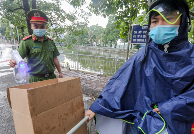 Và phun nước sát khuẩn toàn bộ hàng từ bên trong khu vực phong toả gửi ra