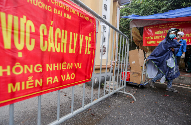 Người dân đang đưa hàng từ bên trong khu vực phong toả ra ngoài