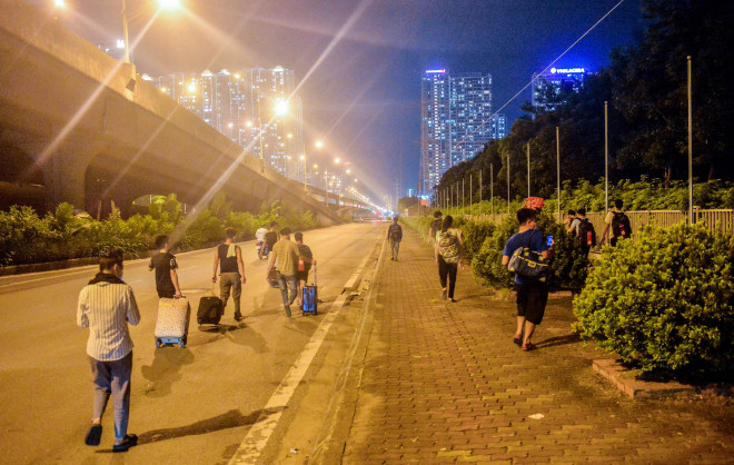 Khoảng 20 giờ 10, nhóm 21 người này bắt đầu di chuyển đến khu vực đường Phạm Hùng để đi ra Đại Lộ Thăng Long