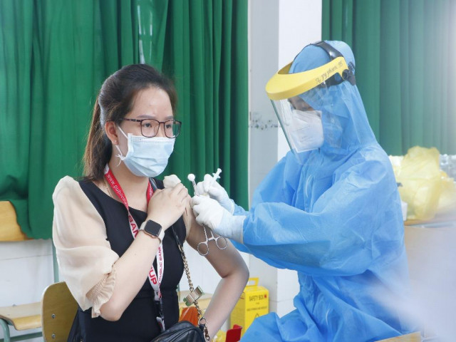 Tin tức trong ngày - Một số tỉnh, thành đang xem xét về “thẻ xanh vaccine” cho dân đi lại